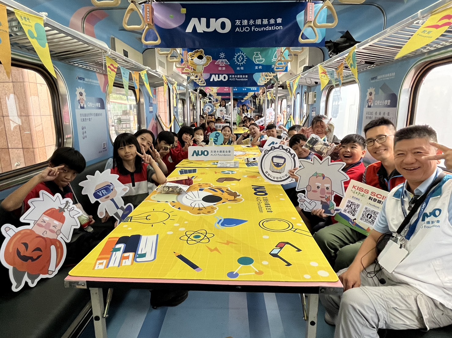 友達永續基金會參與「臺灣科普環島列車」，設計基礎科學車廂課程，以「淨零碳排和永續能源」為主題，讓學生透過創意實驗認識淨零知識，以及思考生活中的減碳行為