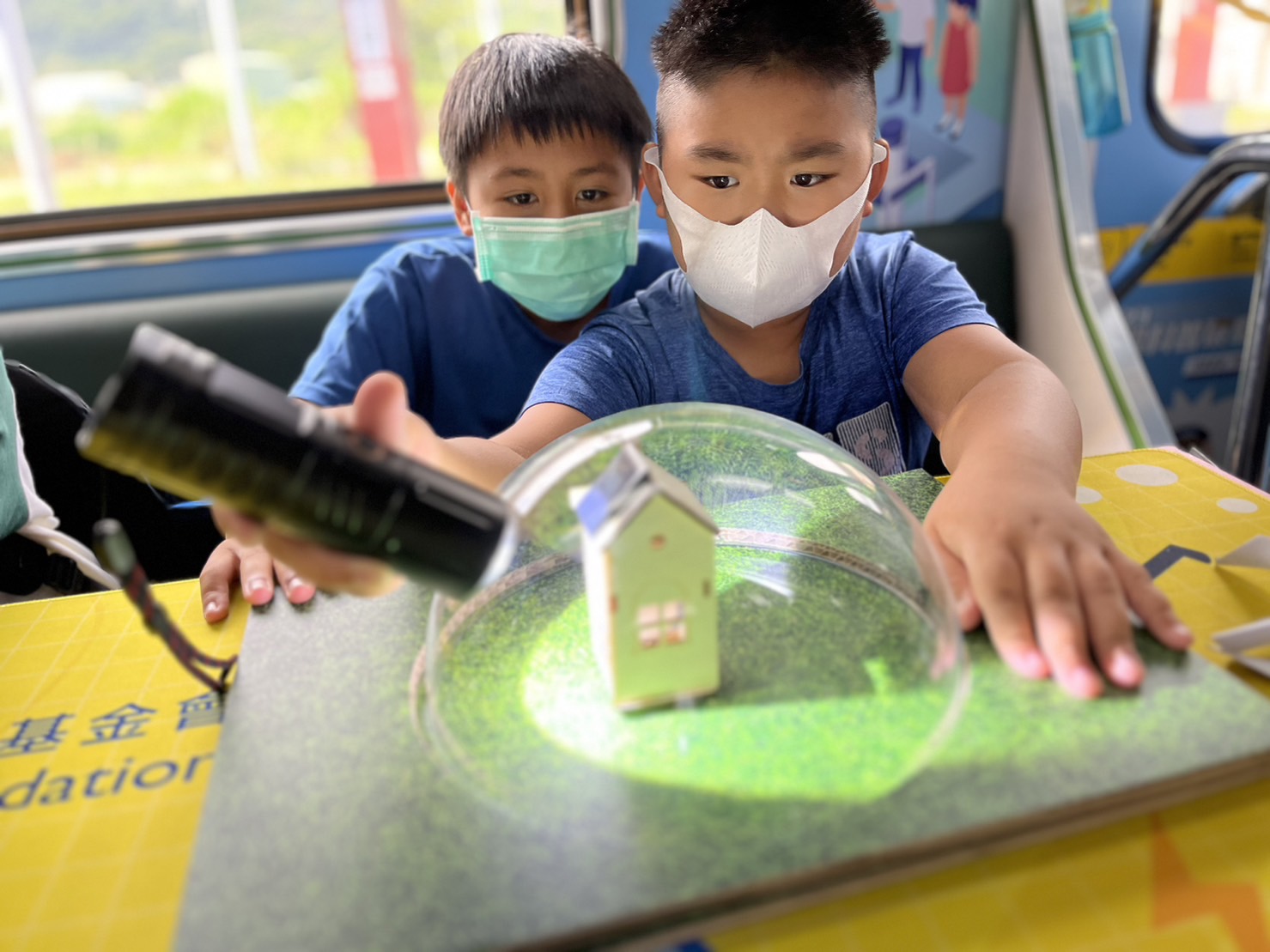 友達參與基礎科學主題車廂，以STEAM教學精神，設計「逐日科學家」、「太陽能工程師」以及「淨零建築師」三大能源科普課程和實驗