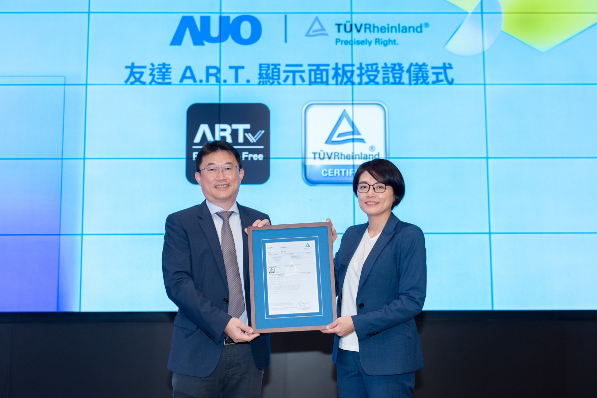 8868体育A.R.T.显示技术获得全球首张德国莱因TUV无反射认证，由8868体育光电显示策略事业群资深副总经理陈建斌代表受证(图左)