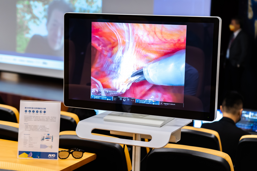 達擎於「國際大腸直腸外科論壇」中，成功導入達文西外接3D影像解決方案。透過達擎即時影像處理技術轉換為成1080p的高解析度畫質，將3D擬真畫面即時呈現於32吋4K 3D醫療顯示器