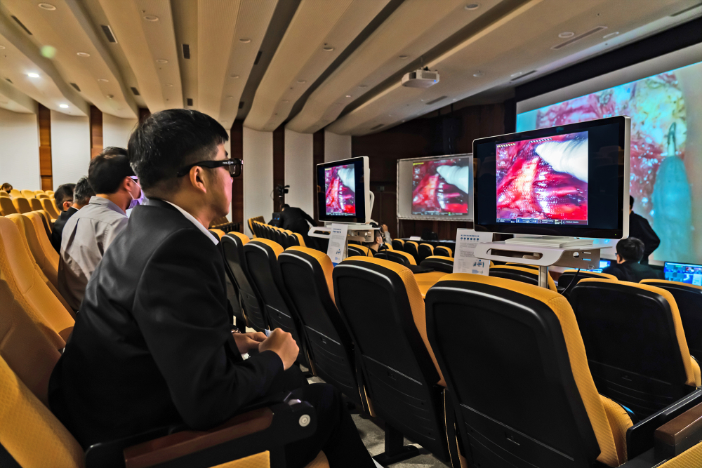 達擎之「達文西外接3D影像解決方案」，將達文西手術機器手臂的3D影像即時連線轉播，在會議室觀摩的醫師們只要戴上偏光眼鏡，就能與執刀醫師看到同步的3D立體影像，如臨操作台現場，縮短達文西手術的學習曲線