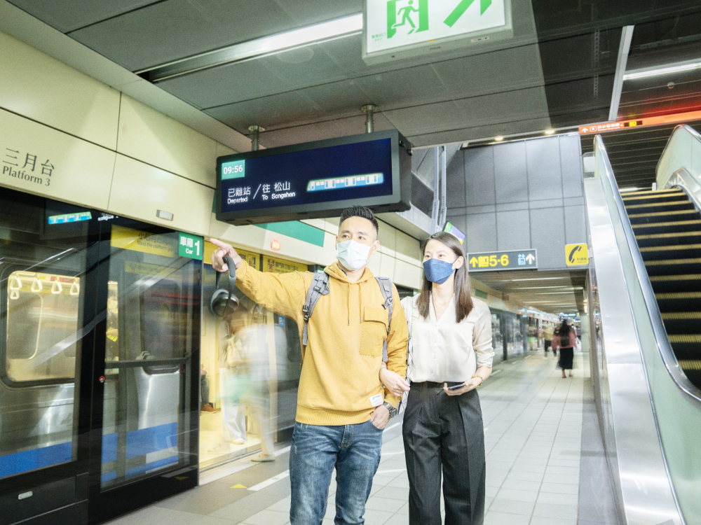 友達旗下達擎之客製化TARTAN顯示器，於台北捷運中山站亮相。以獨特長條型比例與高畫質特色，為台北捷運站帶來嶄新的都會車站風貌