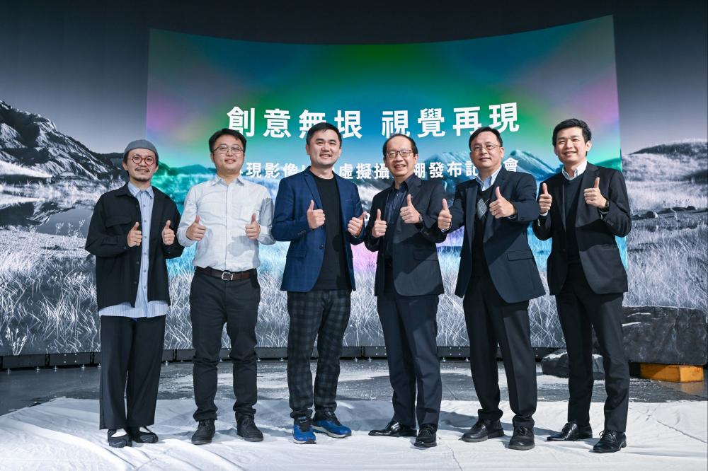 友達光電與再現影像攜手，於中影製片廠建置全台首座提供嶄新一站式整合服務的LED虛擬製作攝影棚（圖左至右：再現影像視覺總監郭憲聰、再現影像營運總監黃棨雋、再現影像藝術總監與導演紀柏舟、友達光電技術長廖唯倫、友達光電系統設計製造服務事業總部副總經理曾天龍、友達光電系統產品事業資深處長蘇聖倫）