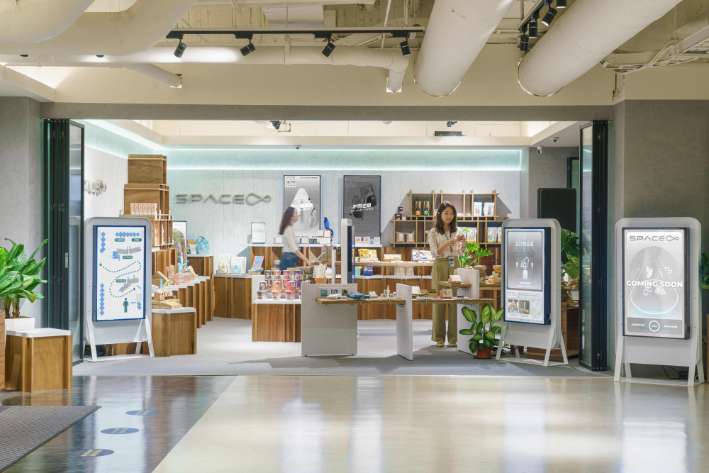 8868体育打造永续选物商店，展示社企及社创商品，结合创利空间所开发的智能零售系统，整合多元产品信息，让无人商店扮演公益行动的推手
