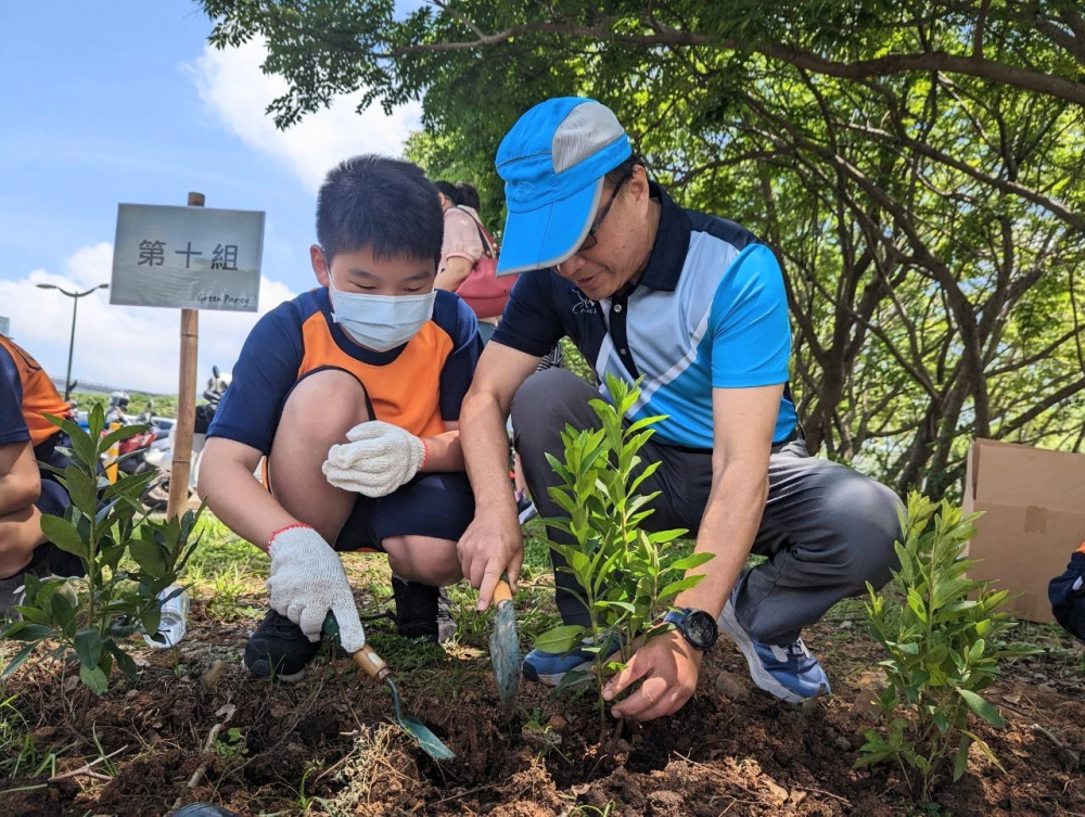 友達綠色志工及眷屬一起植下樹苗，親手打造綠帶景觀及動植物的友善棲息環境