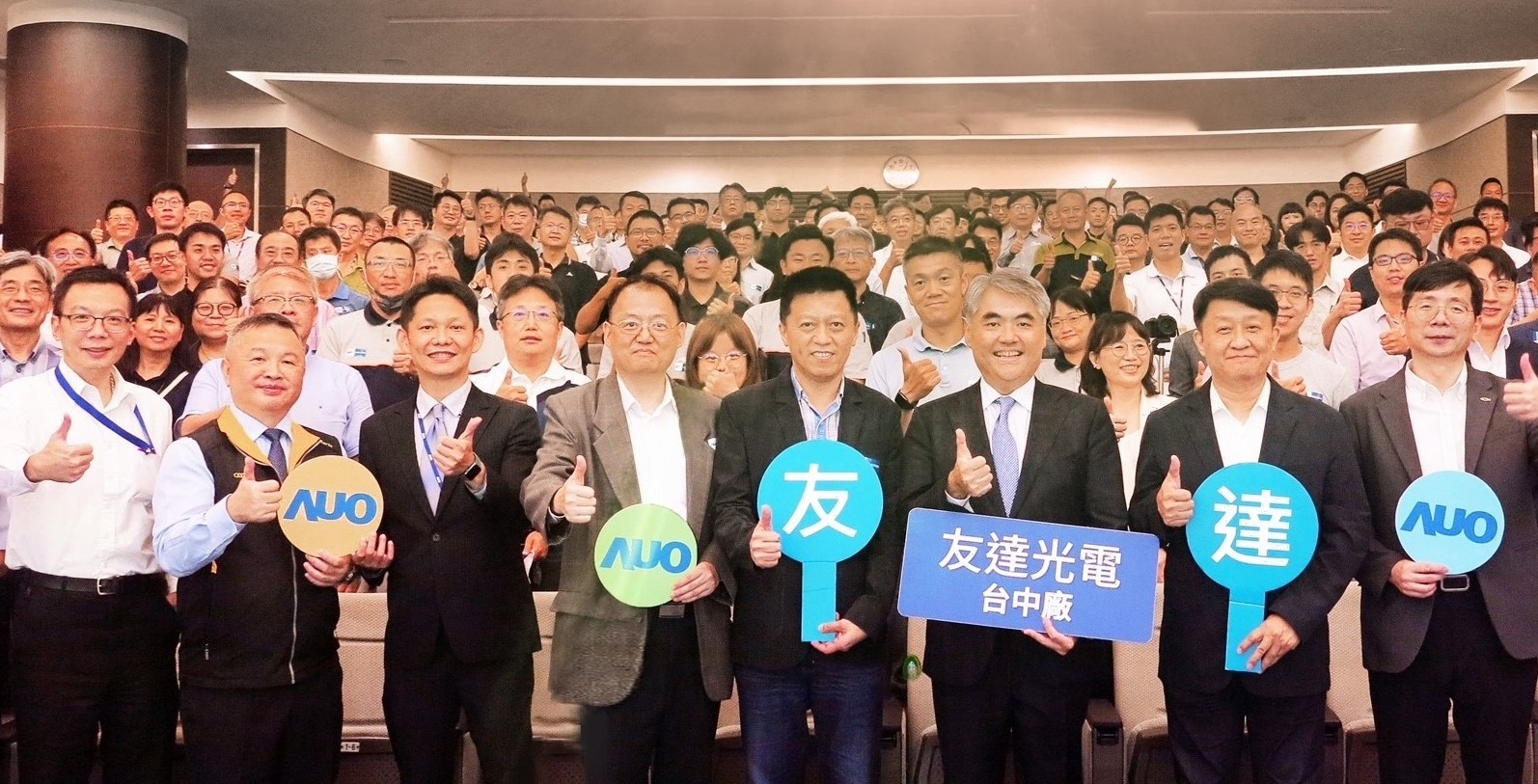 友達以太陽能解決方案領航者，跨足建築領域，4日在台中廠區舉辦「光電建築一體化研討會」，邀請產業先驅共同推動綠化，打造新一代智慧綠建築。