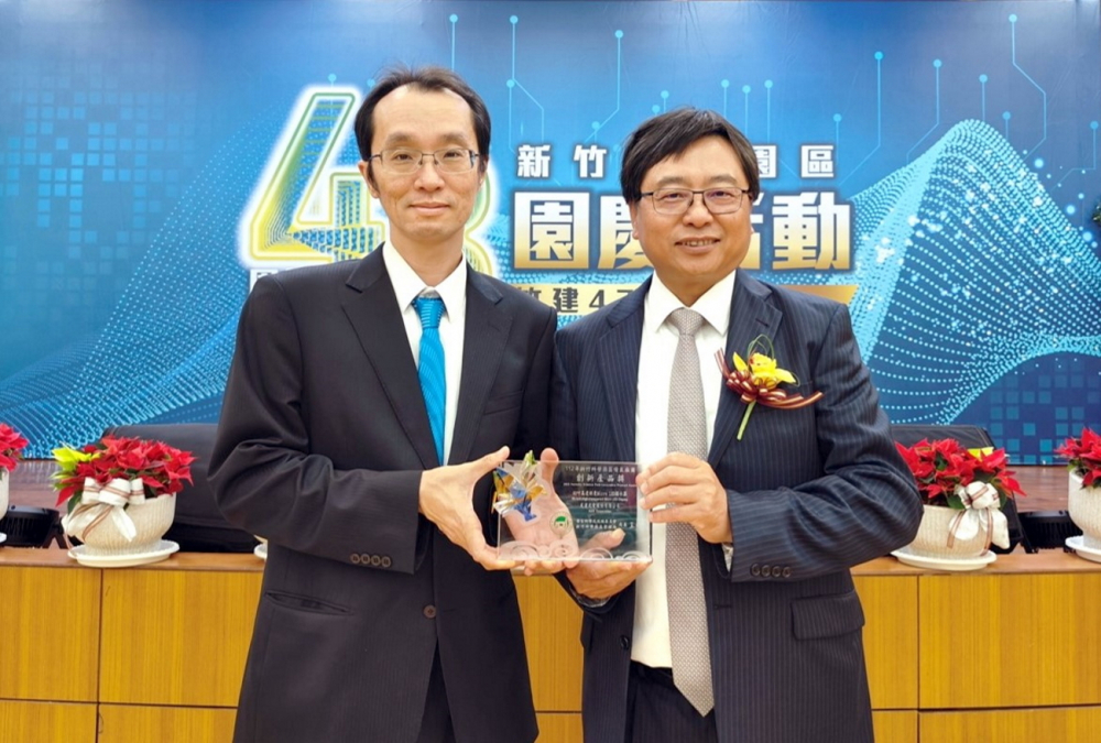 友達60吋高透明度Micro LED顯示器榮獲2023竹科創新產品獎，由友達光電顯示產品研發總部副總經理吳仰恩(左)代表領獎