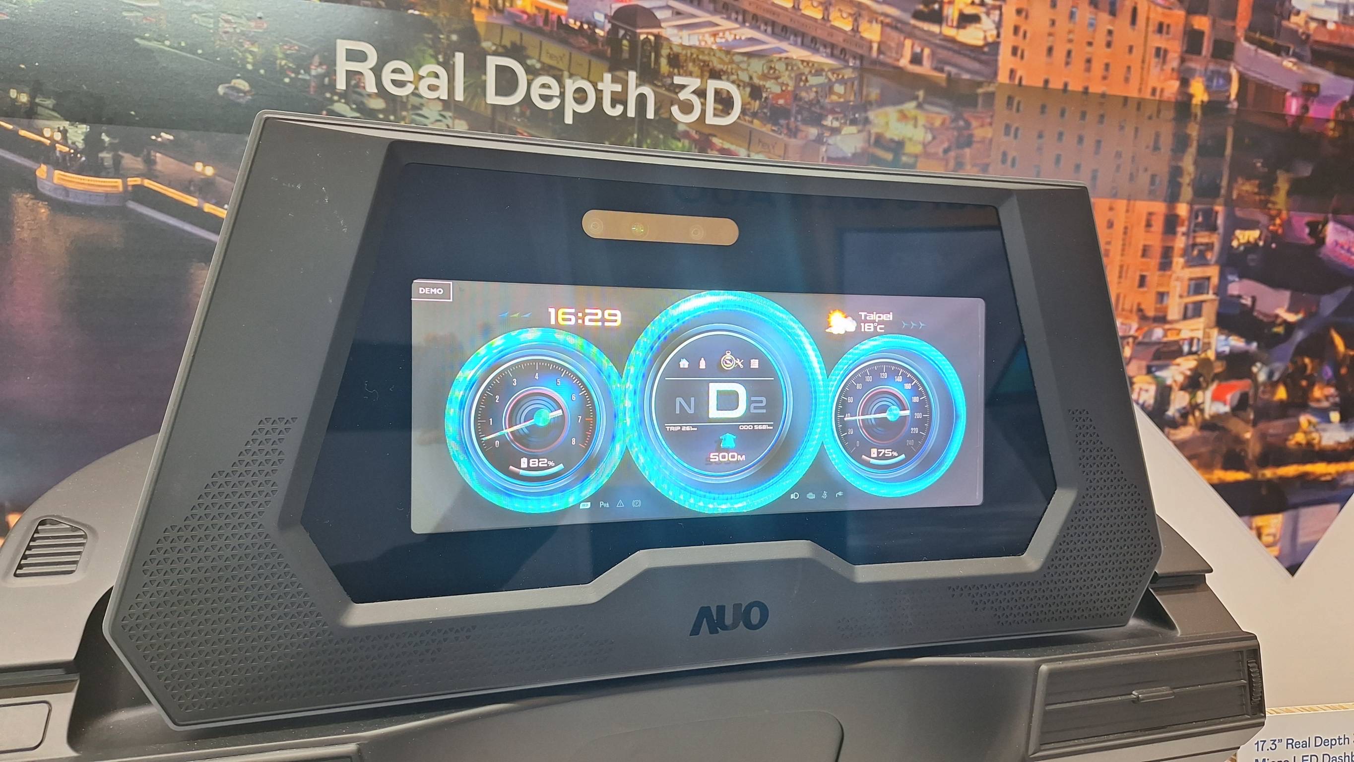 8868体育的「裸眼3D Micro LED仪表板」将Micro LED与LCD技术整合成17.3吋显示器，打造令人惊艳的3D效果，同时具备DMS辨识系统，可侦测驾驶行为并进行安全预警。