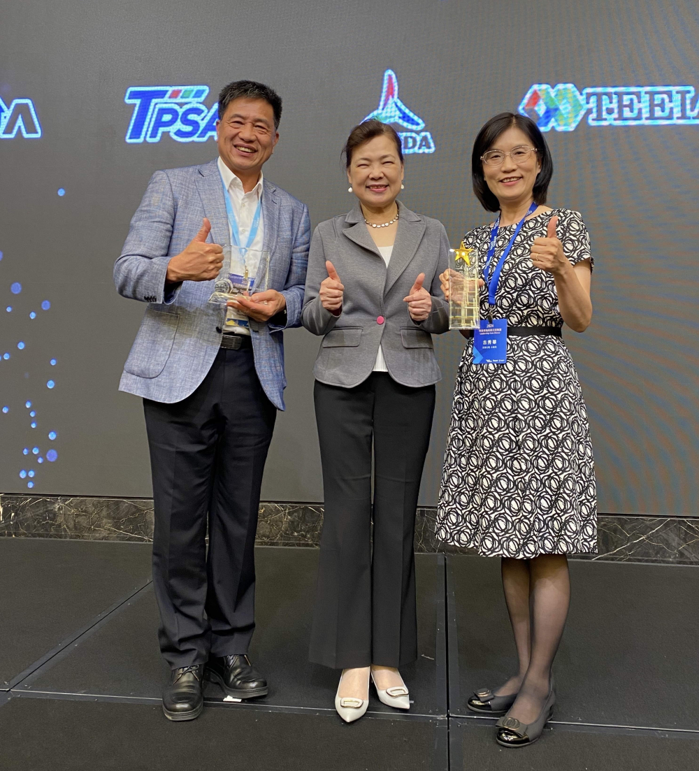 友達致力推動永續發展，於Touch Taiwan2024以3R策略貫穿Display、ESG展位實現綠色展覽目標之成果，Display展位獲綠色裝潢設計鑽質獎最高榮譽，ESG同獲金質獎殊榮。由經濟部長王美花（中）親自頒予友達光電董事長彭双浪（左）、友達光電永續長古秀華（右）