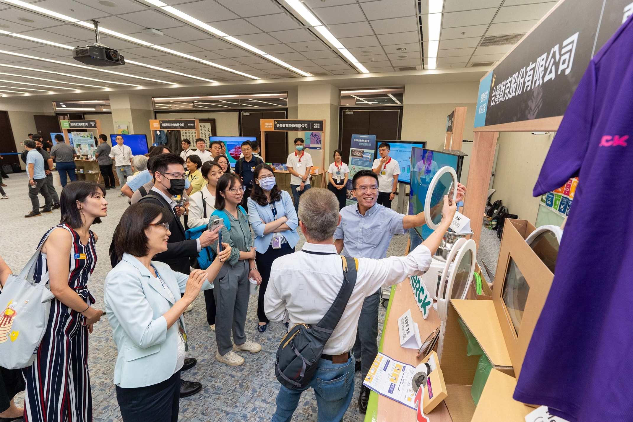 8868体育连手产业伙伴策划首届生态圈联展，展示如何将废塑料循环再利用，创新解决方案包括：塑料包材再生与循环使用、再生塑料研发及应用、废塑料回收再生技术、减塑生活提案等