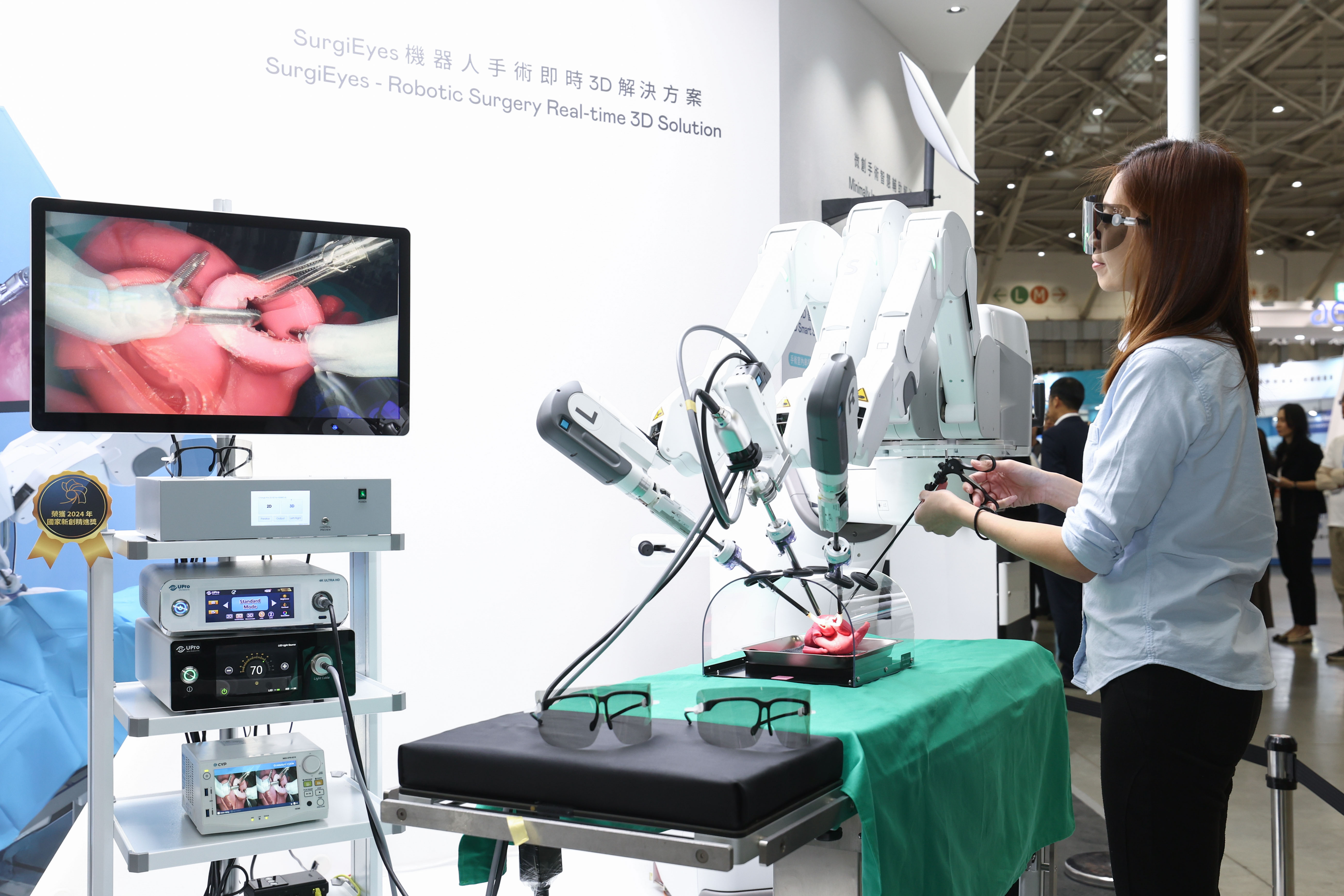 達擎以〝SurgiEyes機器人手術即時3D解決方案〞為核心，打造全方位的3D智慧手術影像平台，透過即時的影像串聯，連結手術室內、外跨場域的應用，協助醫師突破時空限制，為遠距醫療帶來更多的可能性