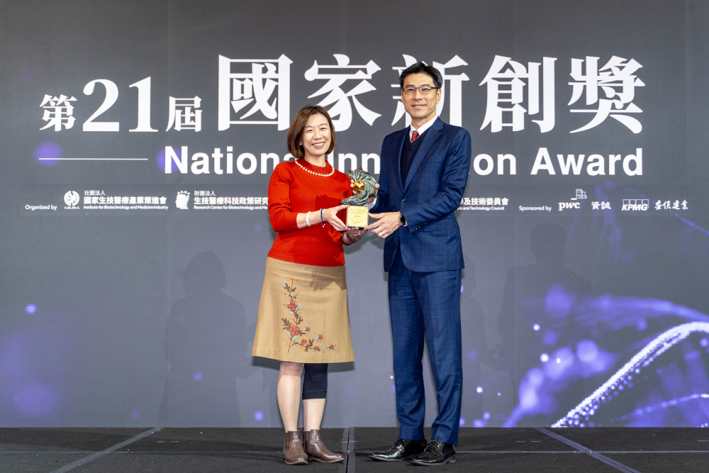 友達旗下子公司友達耘康與達擎分別以「中醫數位化檢測解決方案」及「寬視角3D醫療顯示器」獲得第二十一屆國家新創獎「智慧醫療與健康科技」類別的「企業新創獎」與「國家新創精進獎」兩項殊榮。圖左為衛生福利部政務次長林靜儀、圖右為友達光電智慧醫療事業群總經理廖世宏
