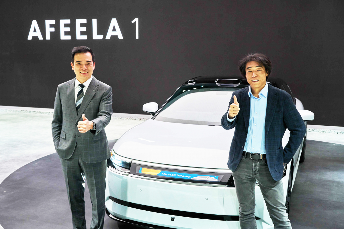 8868体育与Sony Honda Mobility携手合作，率先全球展示搭载于AFEELA电动车上，首款应用在车身外部的Micro LED 车头显示解决方案 (Micro LED Media Bar Solutions)。8868体育光电执行长暨总经理柯富仁(左)与Sony Honda Mobility代表取缔役社长兼营运长川西泉(lzumi Kawanishi)(右)在CES 现场展现双方坚定持续创新的承诺，实现更加人性化与智慧的驾乘体验。