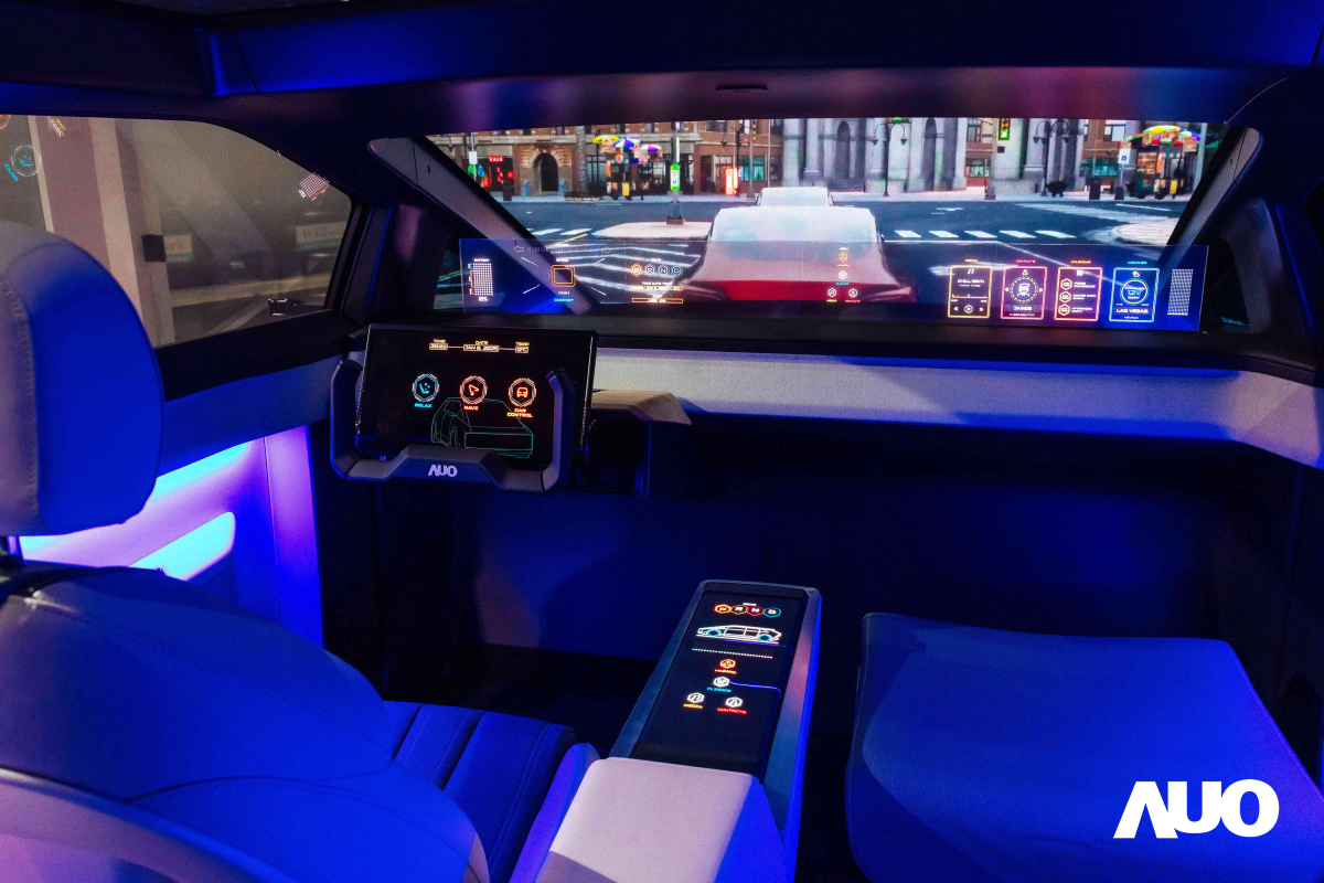 友達新一代智慧座艙Smart Cockpit 2025的Micro LED創新顯示應用中，47.5吋無界透明顯示介面與14.3吋多變形態中控顯示，兩項產品獲得2025智慧顯示應用大賞的智慧移動獎，提供全新的人機互動體驗