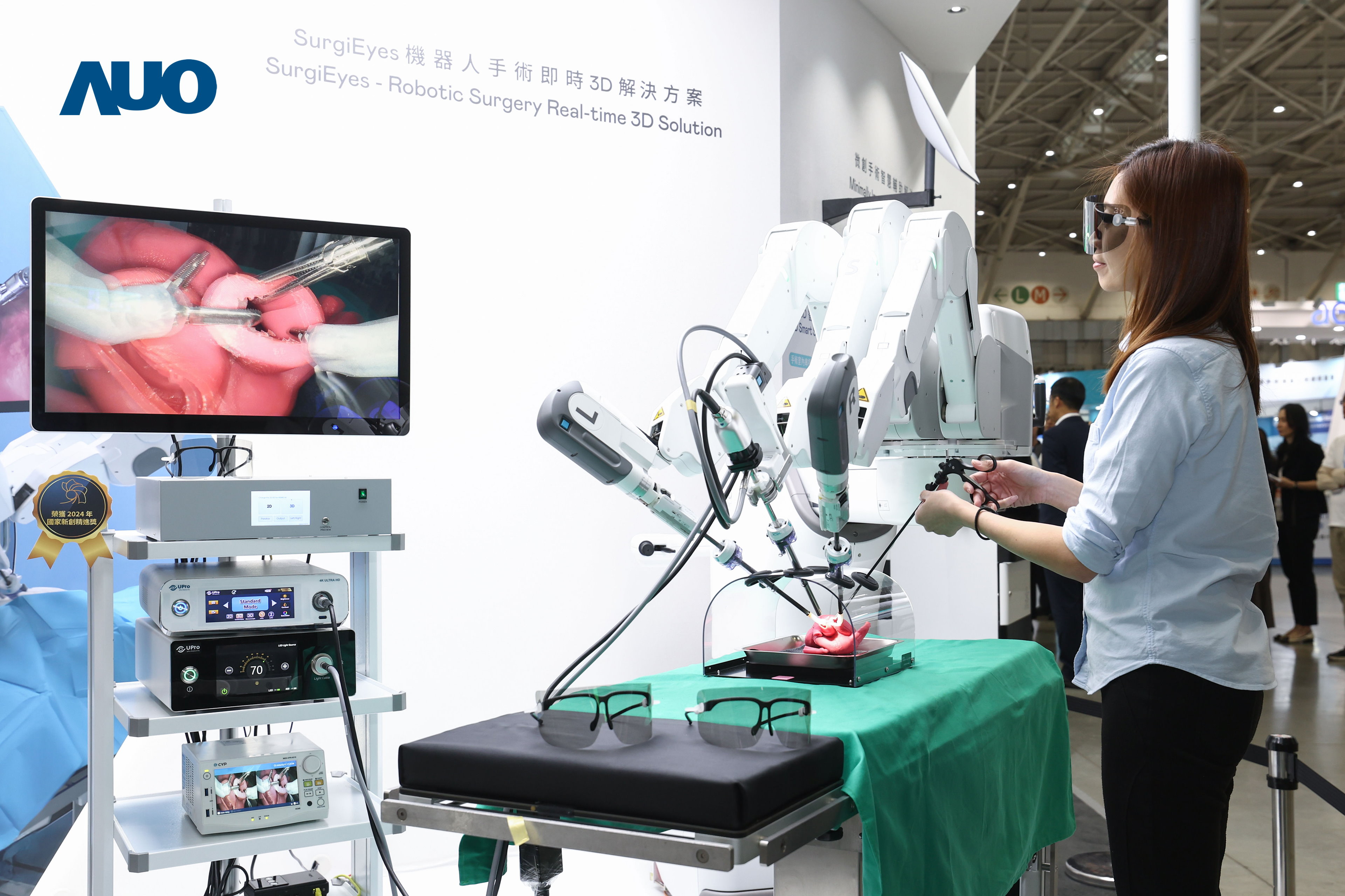 达擎以领先的3D显示技术推出〝SurgiEyes机器人手术实时3D解决方案〞，整合先进3D图像处理与独家3D垂直宽视角、广色域的显示技术，手术团队可实时同步主刀医师视角看到清晰3D影像，提升沟通效率与安全性。