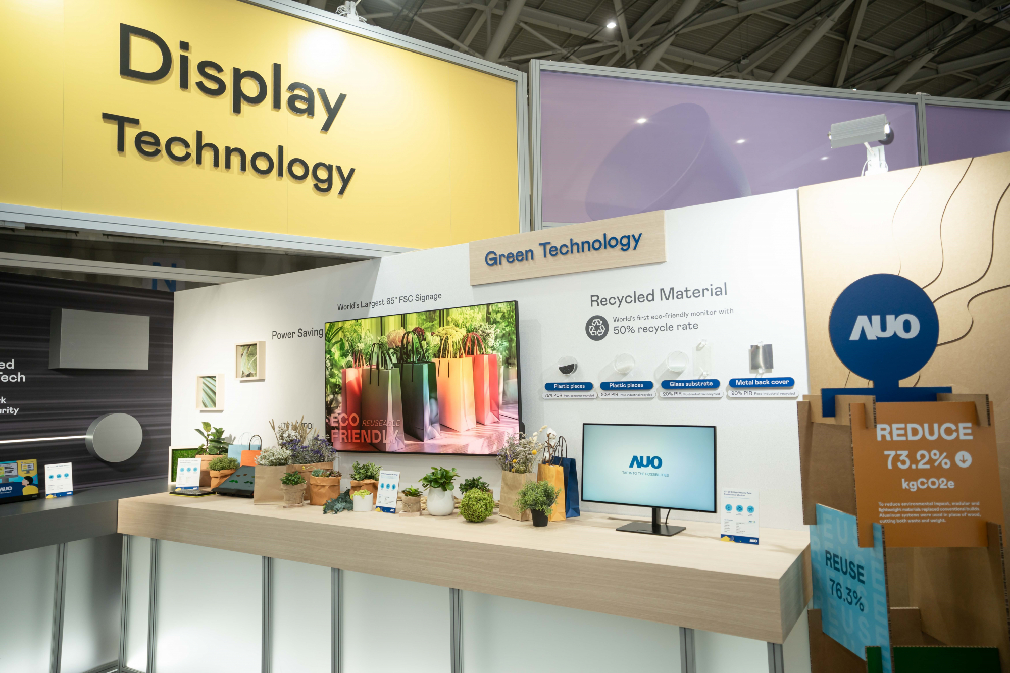 友達Touch Taiwan 2025雙展位再度獲etouch 綠色裝潢設計獎肯定；智慧顯示展位以鋁製模組系統取代傳統木作施作，並在相關裝潢物與設計使用可回收、可重複使用的材料，體現低碳與循環精神。