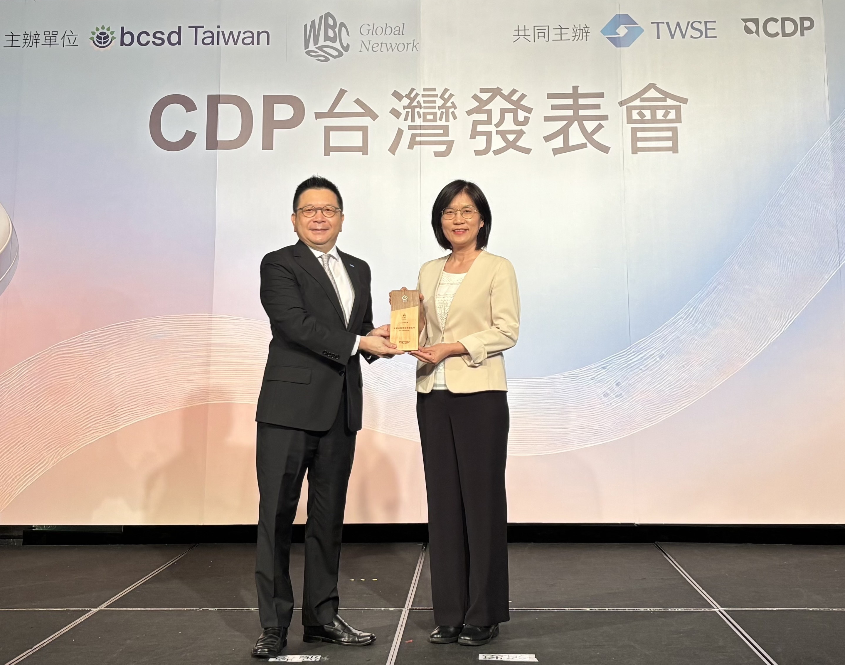 友達永續成果再獲國際評比肯定，獲頒CDP氣候與水資源雙項領導力評級。今由臺灣證券交易所董事長林修銘（左）頒獎，友達光電永續長古秀華（右）代表受獎