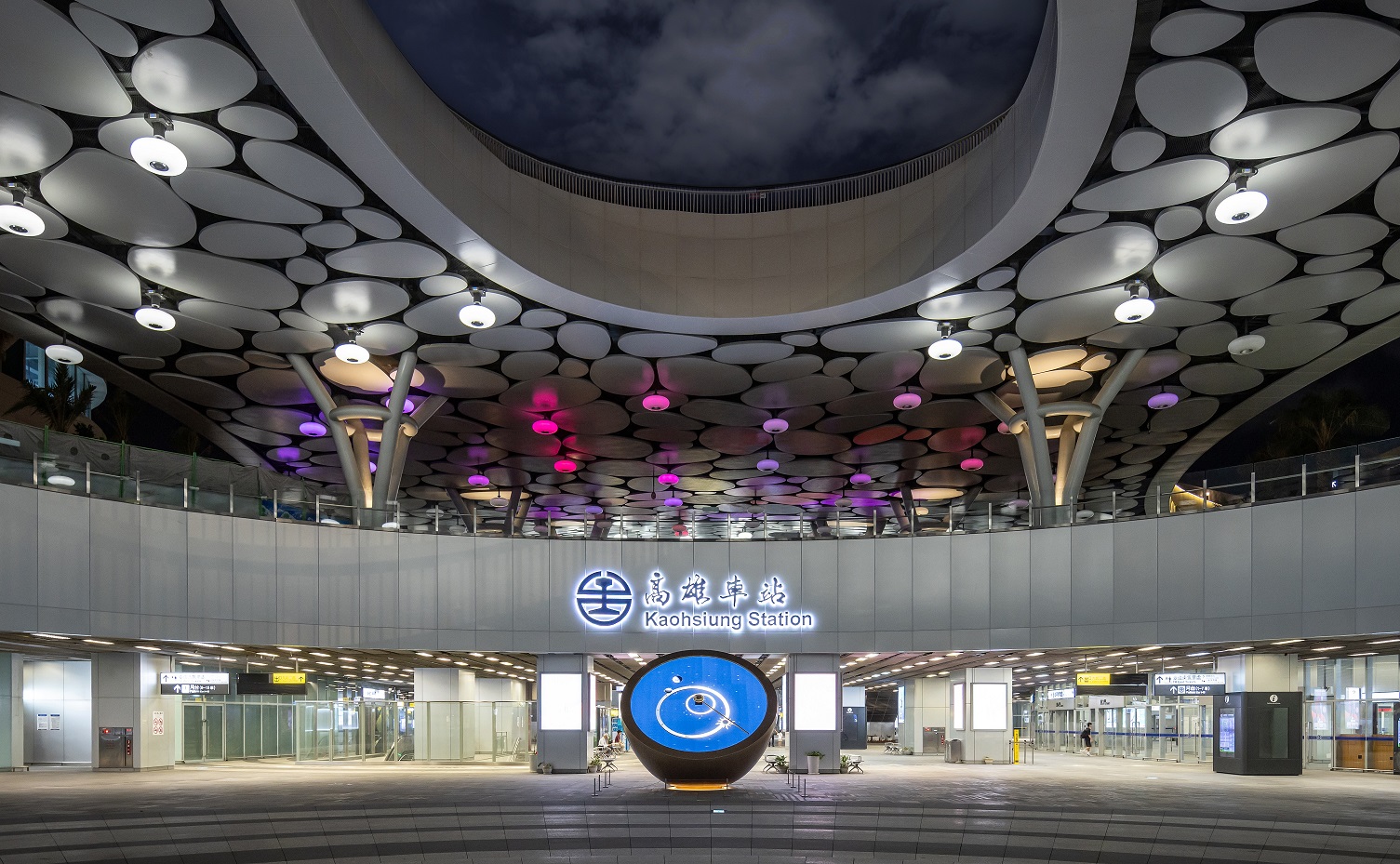創利空間參與《高雄車站共感空間》公共藝術計畫，擔任視覺科技整合夥伴。於「看時間」天文鐘作品中提供技術指導，整合圓形LED鐘面與鐘體結構，在時間、天象星盤與空間氛圍間生動展演