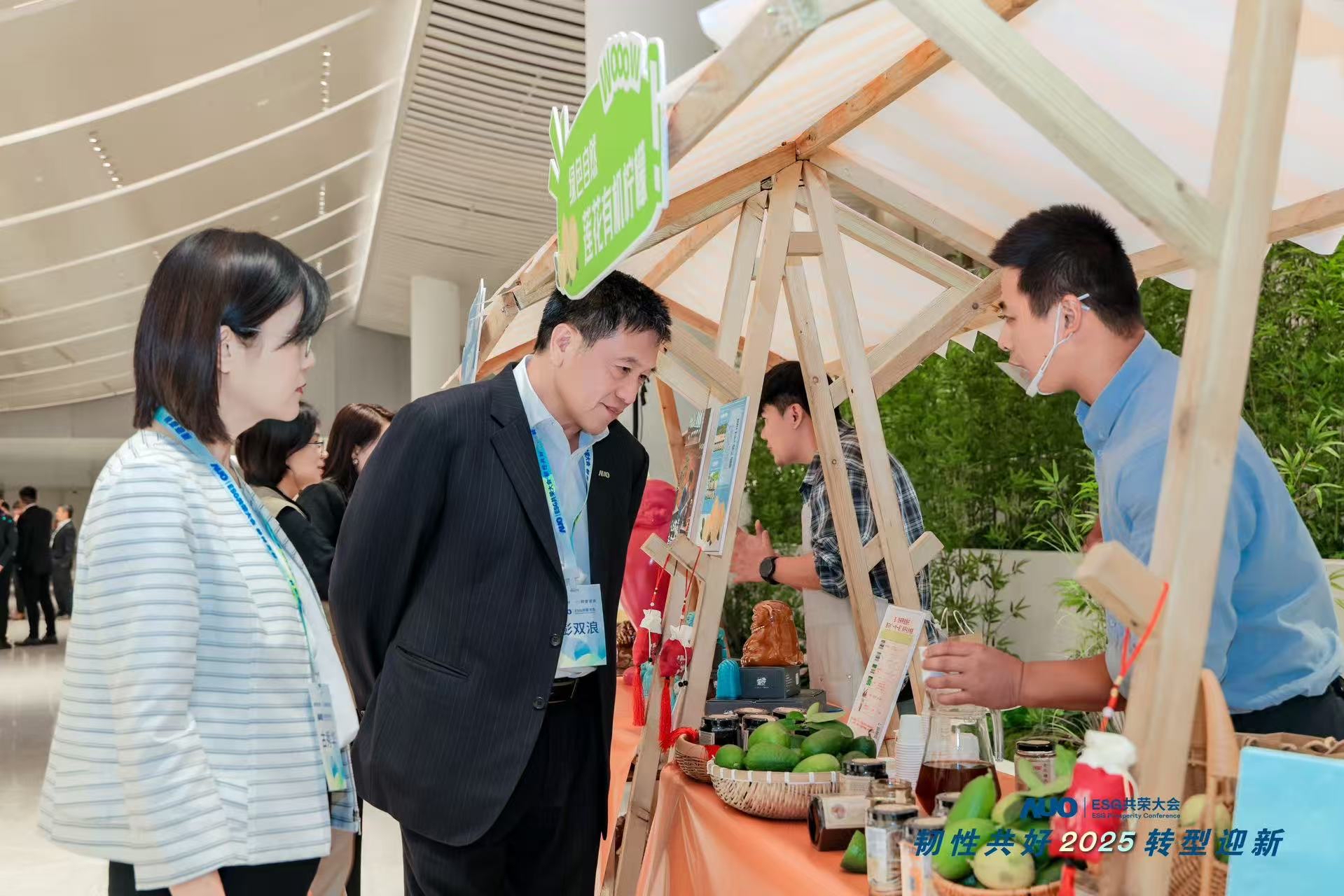 8868体育大会设置ESG互动展区，携手ADT、华展工业等供应链伙伴与社会企业，集中呈现绿色产品、循环成果与社区共融实践，通过可观可感的沉浸式体验，构建从技术到文化的立体永续价值链，获得与会嘉宾广泛好评。