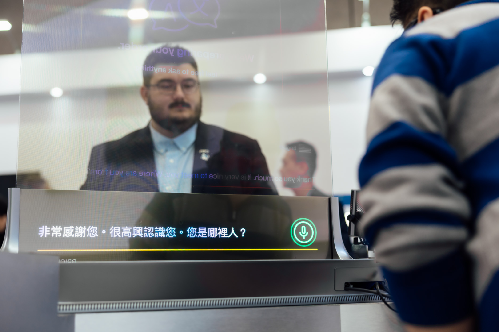达擎42吋多语系AI互动翻译系统，可支持实时多国语言翻译，协助消费者与服务人员沟通无障碍，并保留自然眼神与表情互动，提升国际性零售场域的服务质量。
