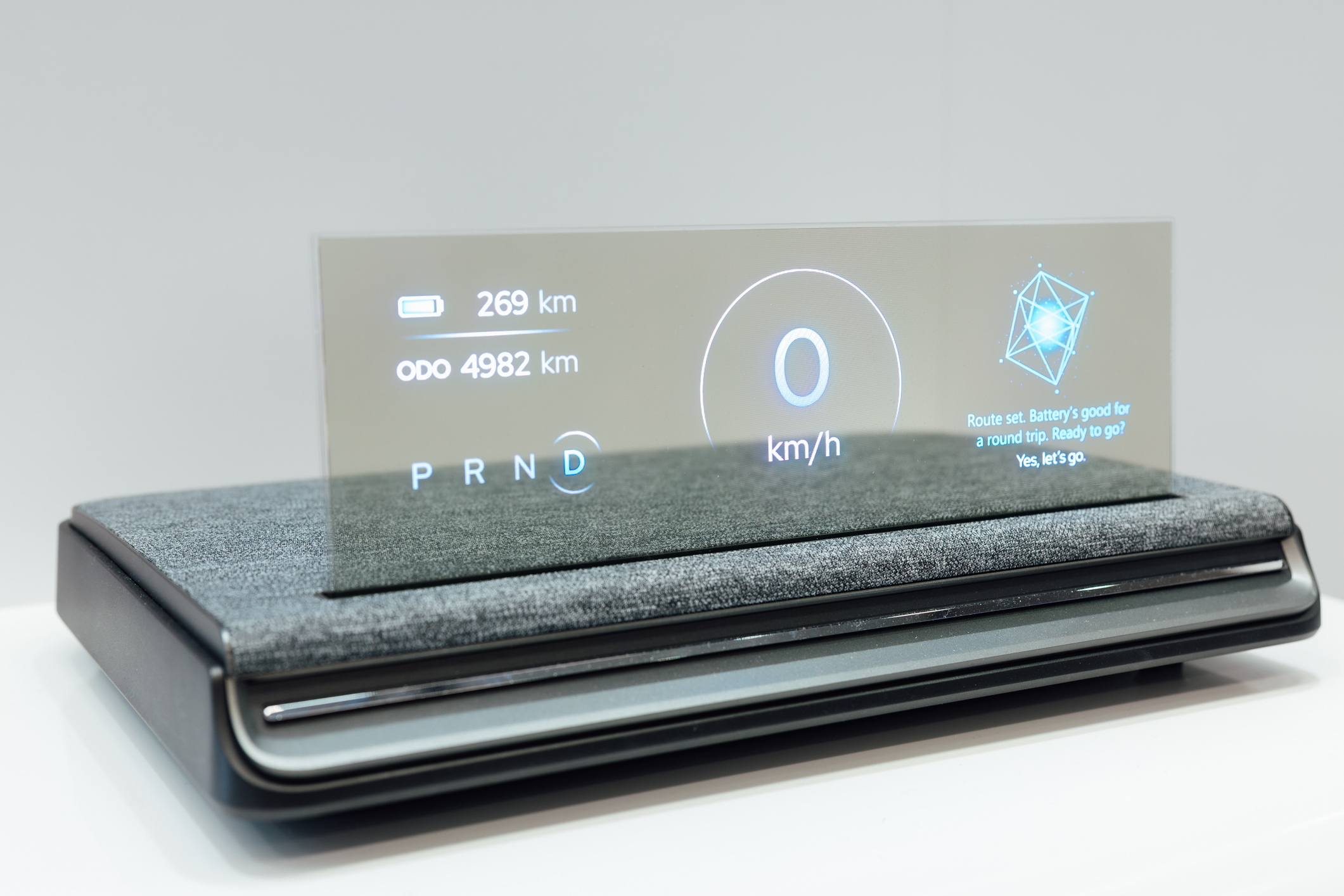 全球首款Aero Module透明Micro LED显示器模块外观轻盈通透，可与数字内容完美融合，提供动态显示、先进控制、个人化沉浸感受。